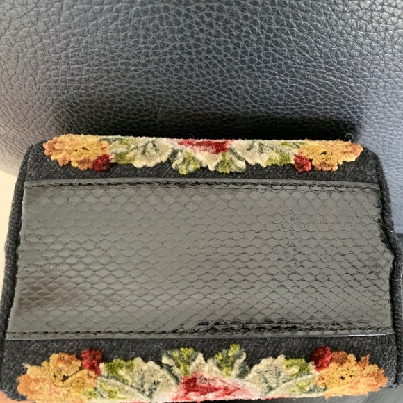 Dolce Gabbana Velv. embroidered Keys/Roses handbag - Picture 4 of 7